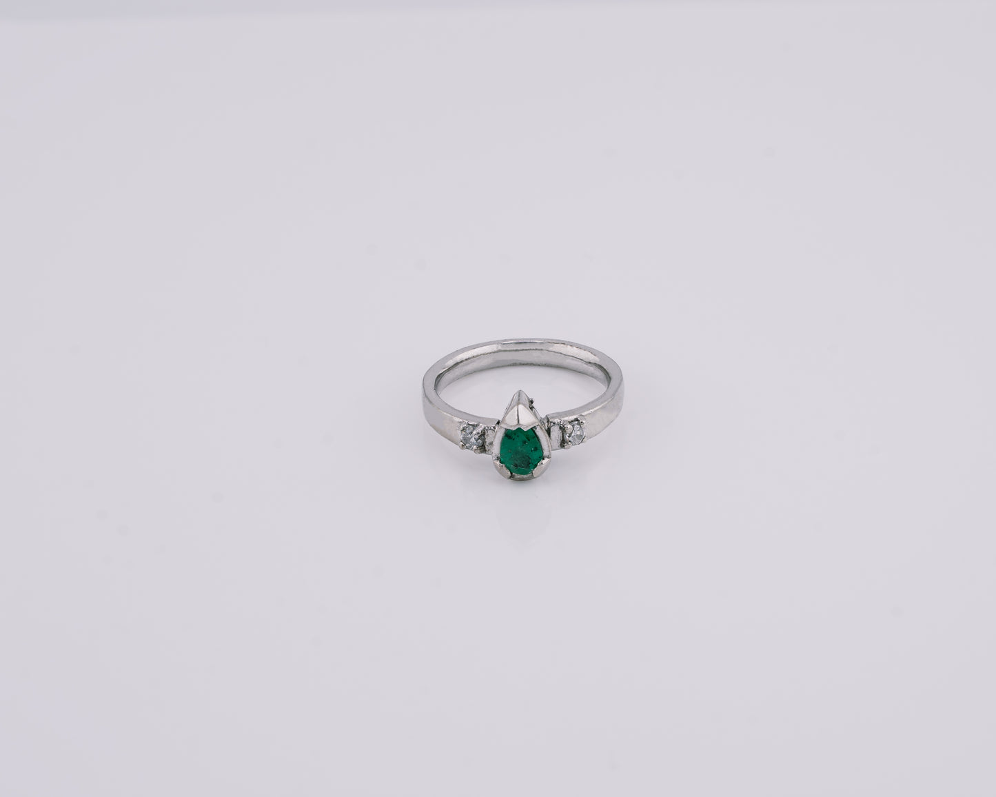 The Echo of Rebirth Ring – 0.50 Colombian Emerald – 950 Sterling Silver