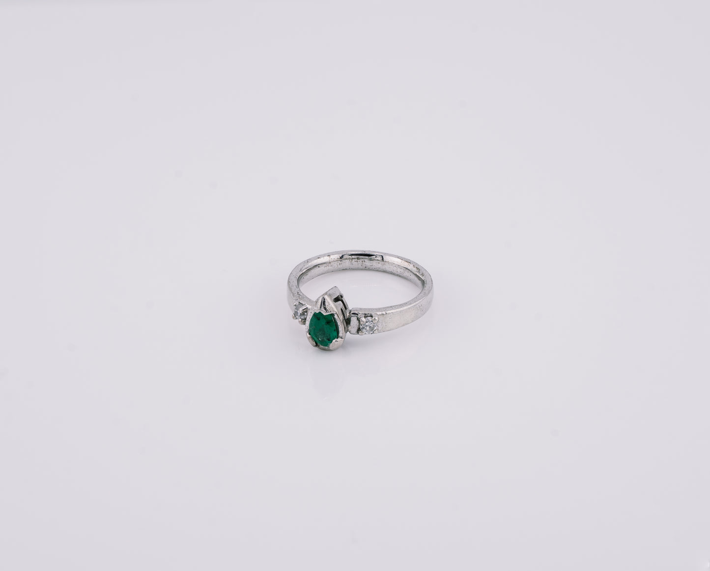 The Echo of Rebirth Ring – 0.50 Colombian Emerald – 950 Sterling Silver